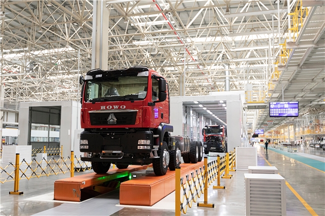 中国重汽智能工厂:“新劳模”领航,智造引擎全速驱动!